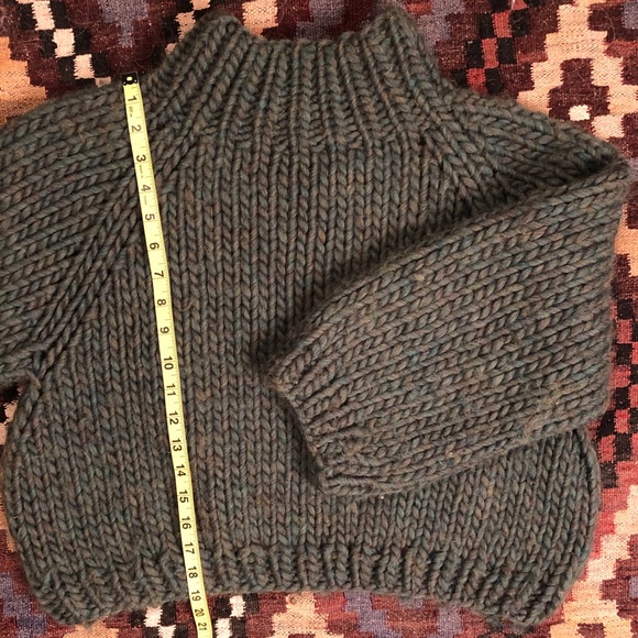 Hand knit chunky wool sweater - Picture 4 of 9